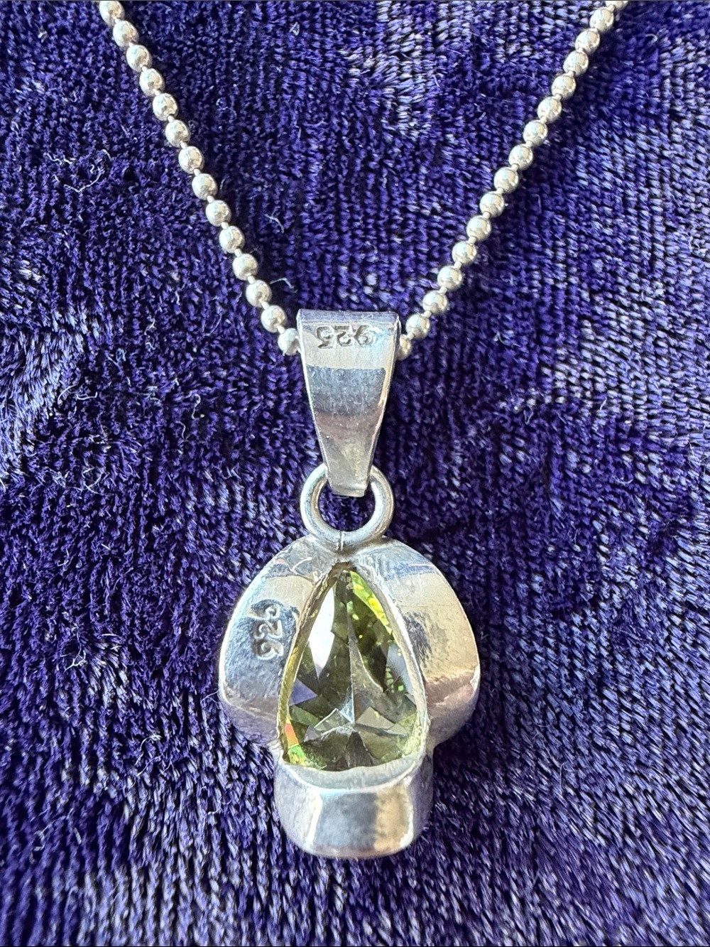 925 sterling silver necklace with large green sparkling stone - Picture 4 of 10